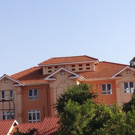 J Residence Motel Ентебе Екстериор снимка